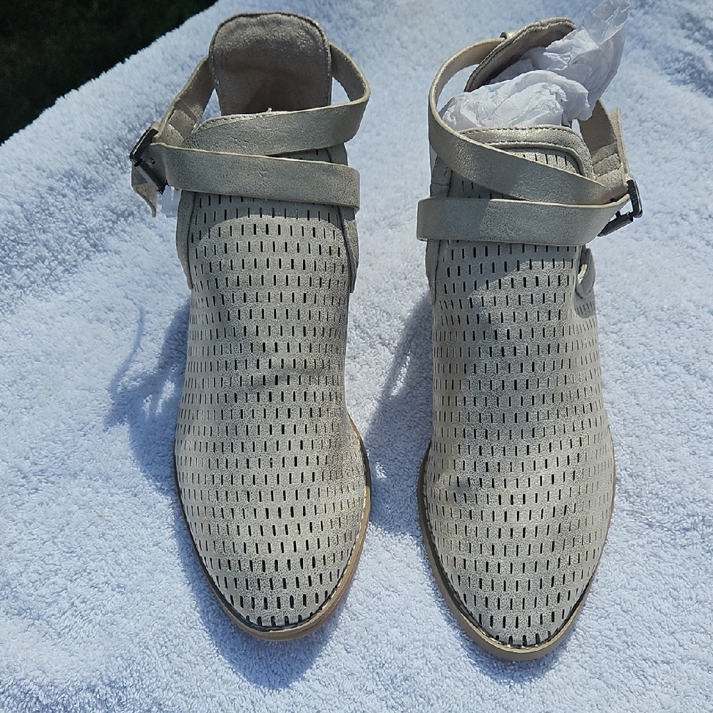 Vanessa Wu Stylish Beige Ankle Booties